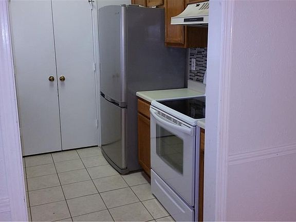 3rd image of 8618/8620 Holly St