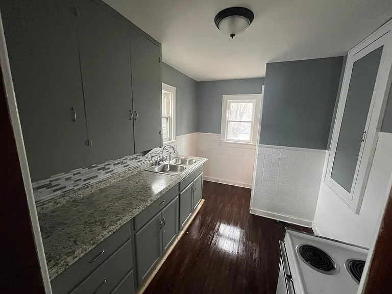 807 E 8th Ave — Photo 6