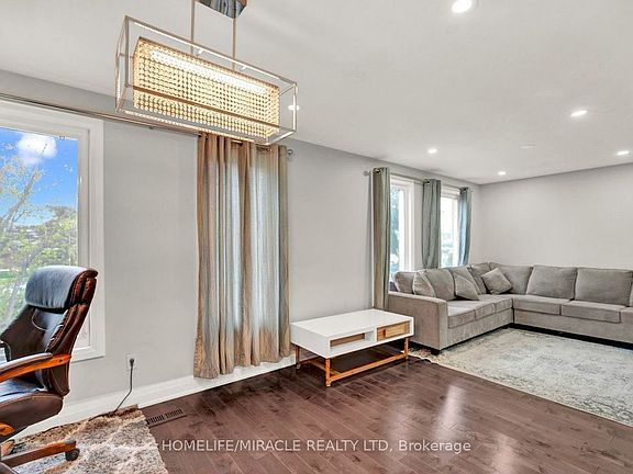 4th image of 696 Sheppard Ave