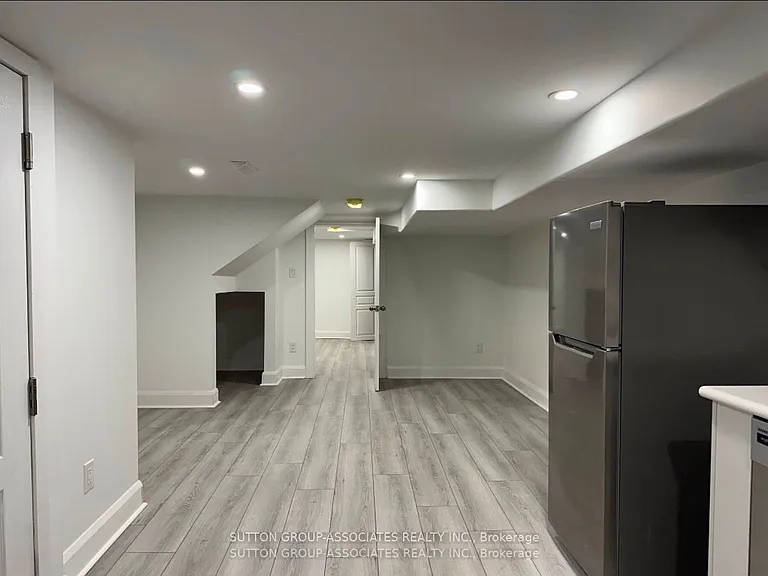 1208 College St #BASEMENT — Photo 3