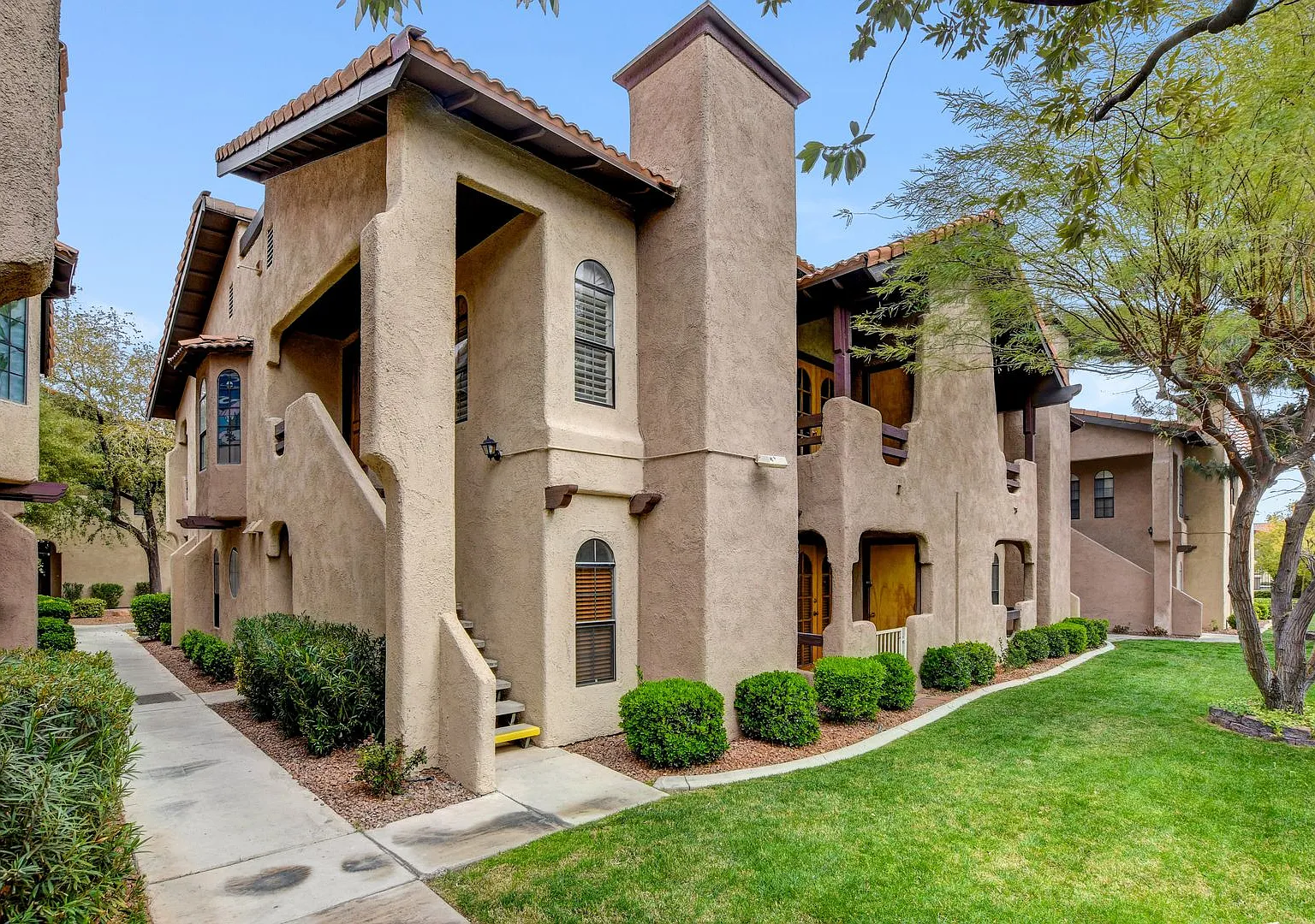 2BD 2BTH Condo w/ Fireplace & Community Pool. — Photo 2