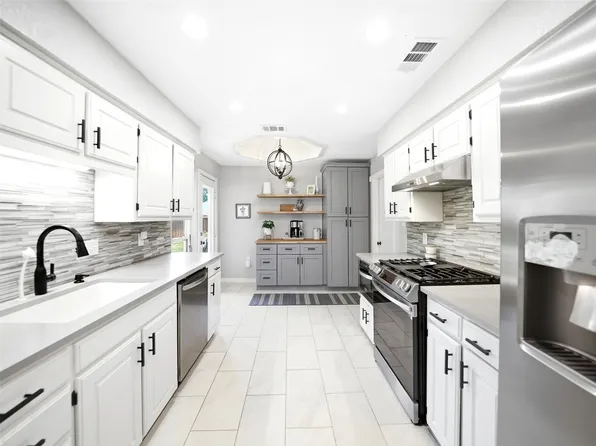 2136 Goldfinch Dr, Lewisville, TX 75077