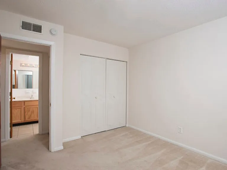 217 W Broadway — Photo 32