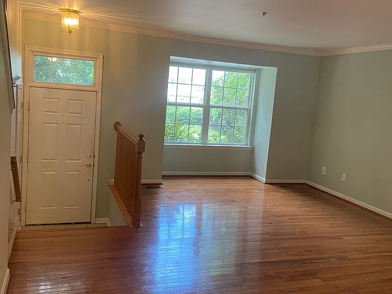 203 Glen View Ter — Photo 2