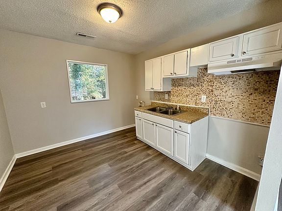 4th image of 209 Tucker Ave