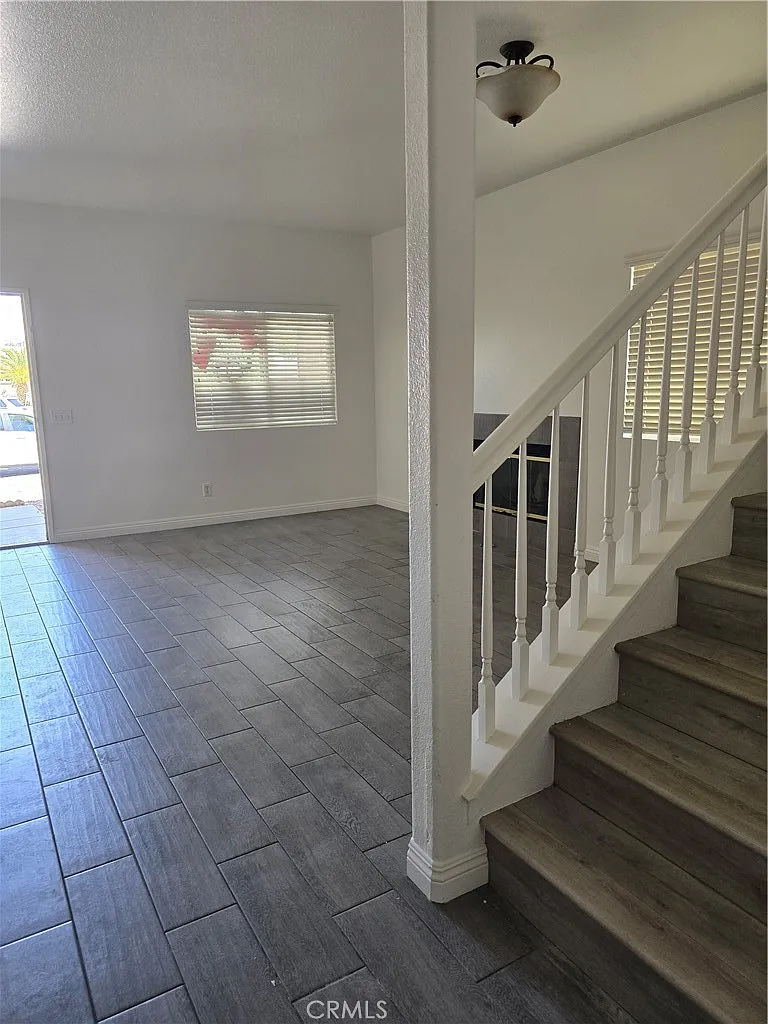 6 bed, 2196 sqft, $2,695 — Photo 3