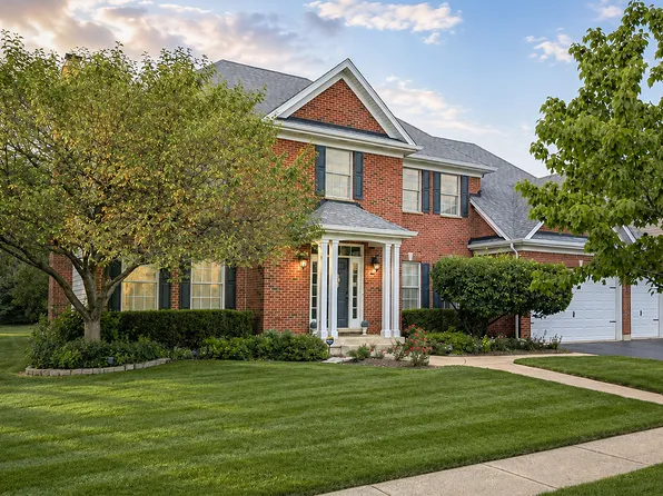 40W612 Blue Lake Cir N, St Charles, IL 60175