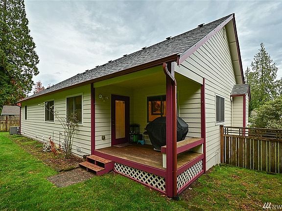 Covered back deck with access from the kitchen nook.