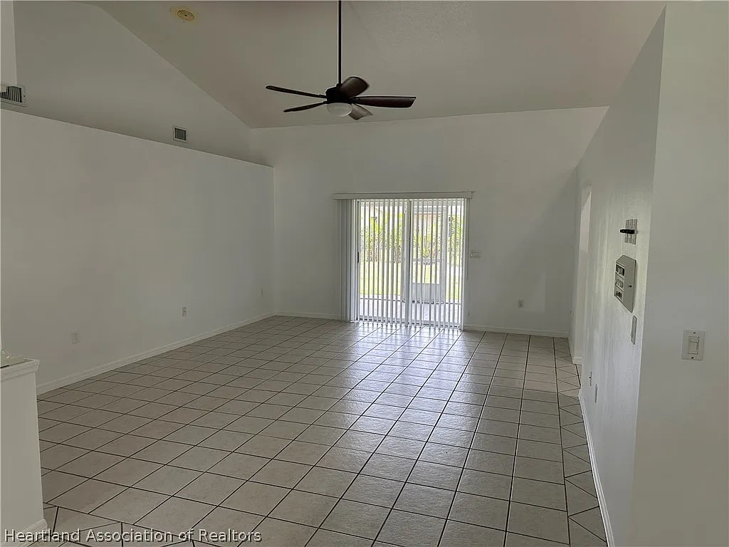 3 bed, 2.0 bath, 2995 sqft, $2,795 — Photo 4