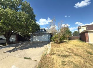 806 Springwood Dr, Grand Prairie, TX 75052