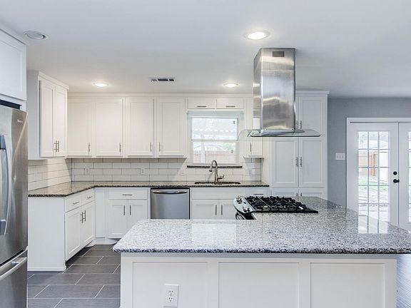 4th image of 2404 Glacier St