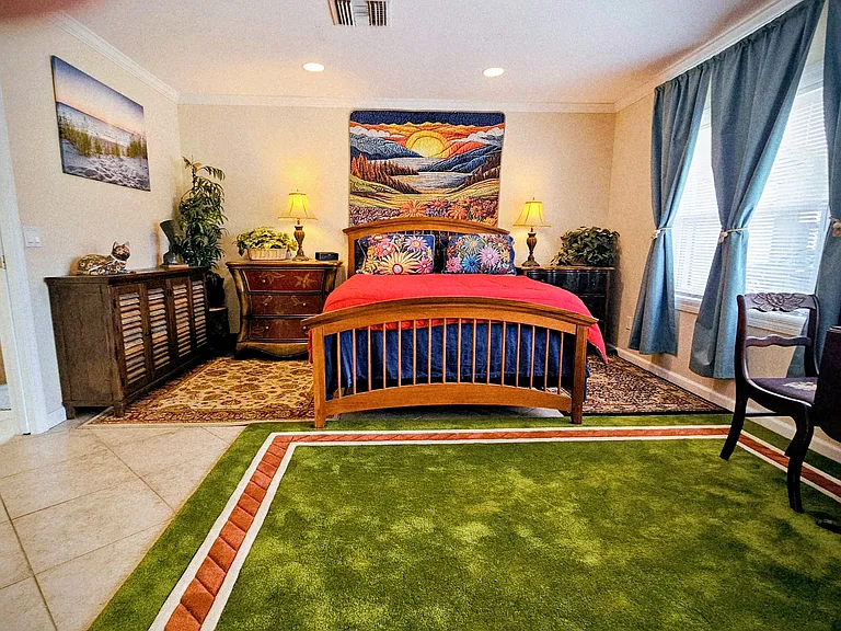 Master bedroom-king bed