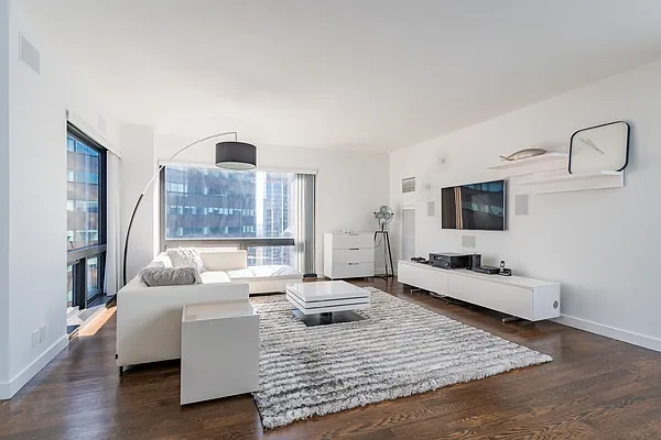 Rented by R New York | media 14