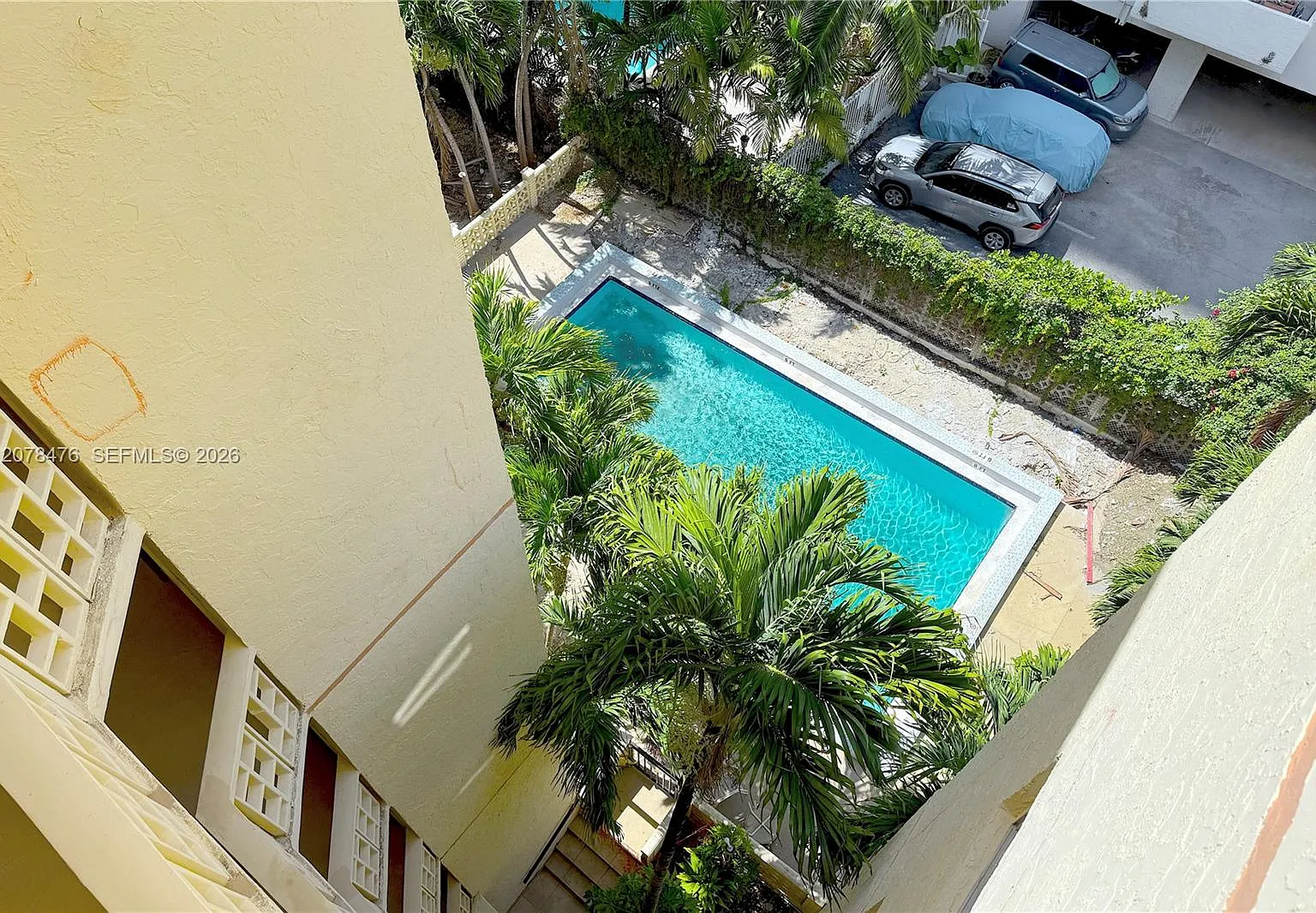 Riviera Towers Condo — Photo 2