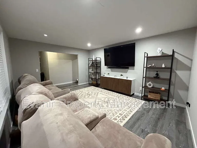 11884 Hamden Dr — Photo 11