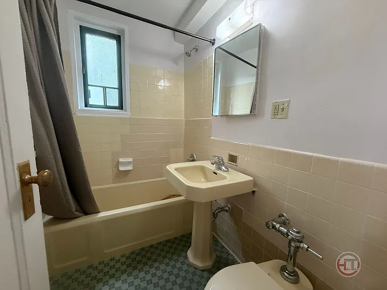 1596 Unionport Rd #6E — Photo 2