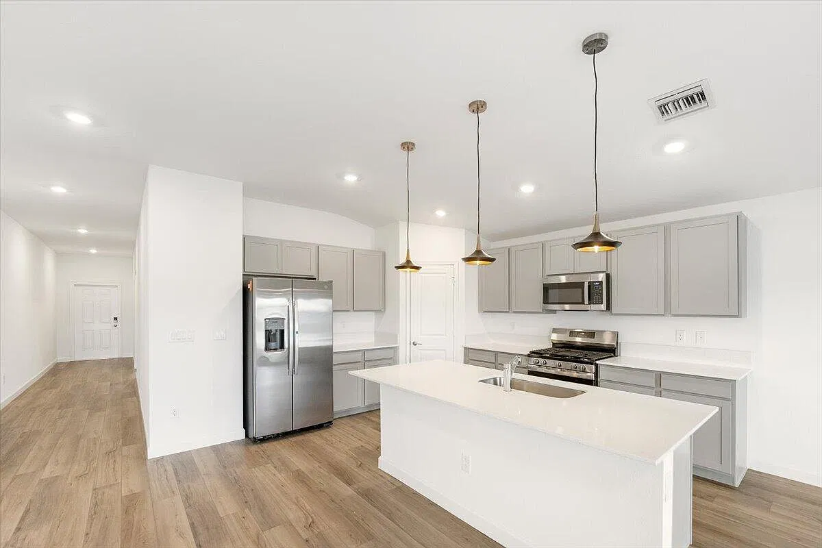 4 bed, 2.0 bath, 1939 sqft, $2,800 — Photo 2