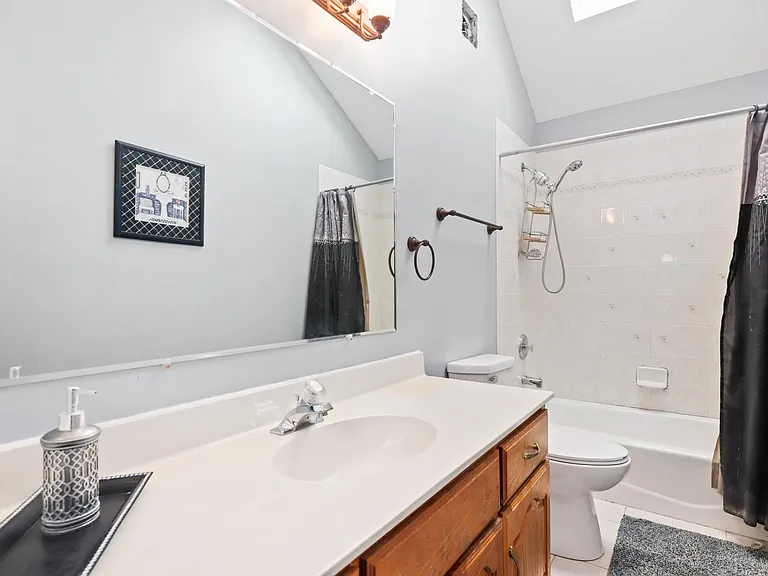 520 N Veterans Pkwy — Photo 29