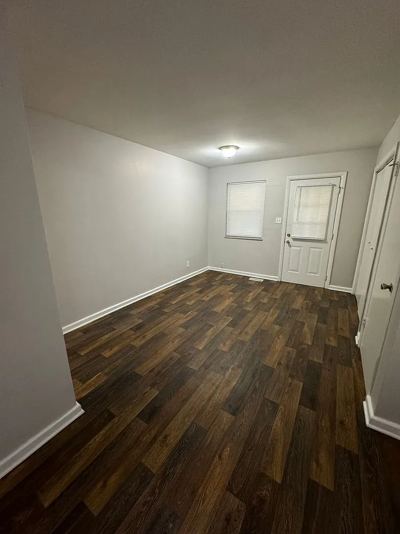 East side - 3 br home — Photo 2
