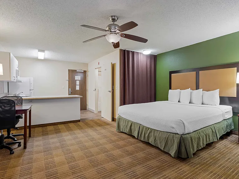 Deluxe Studio - 1 King Bed