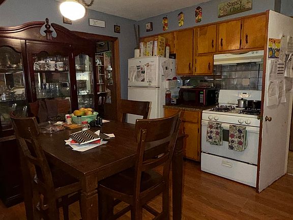 4th image of 4049 Balfour St