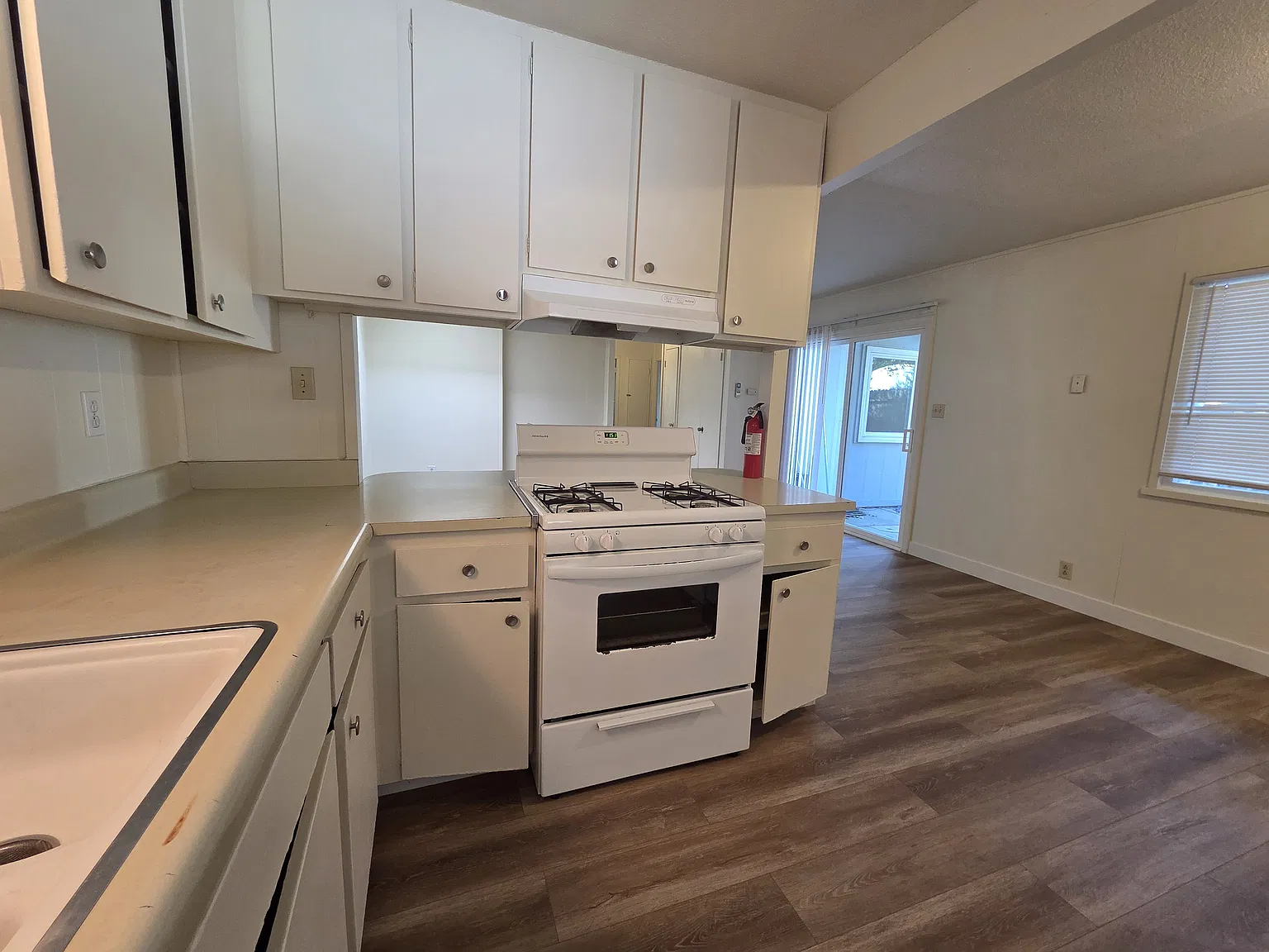 3 bed, 1048 sqft, $2,300 — Photo 4
