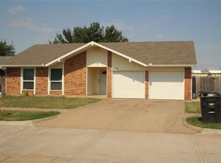 2405 Crystal Dr, Moore, OK 73160