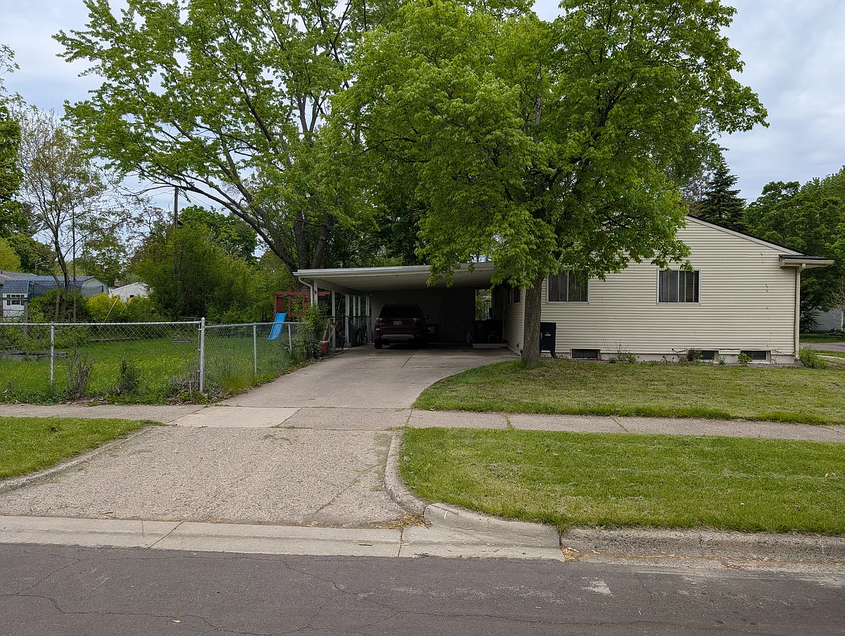 Building Photo - 2734 Hampshire Rd
