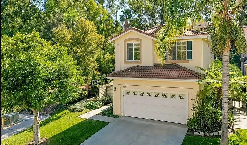 4 bed, 2046 sqft, $4,375 — Photo 2