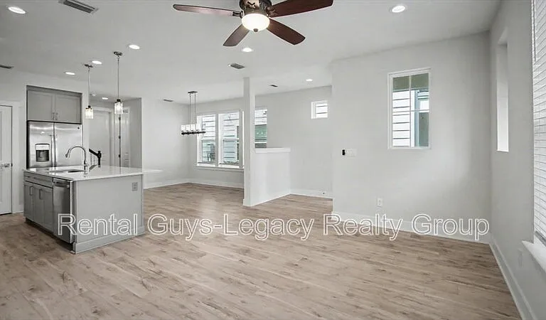409 Crestview Dr — Photo 6