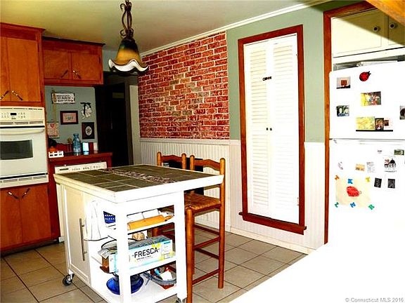 KITCHEN - VIEW 2 / FIREPLACE