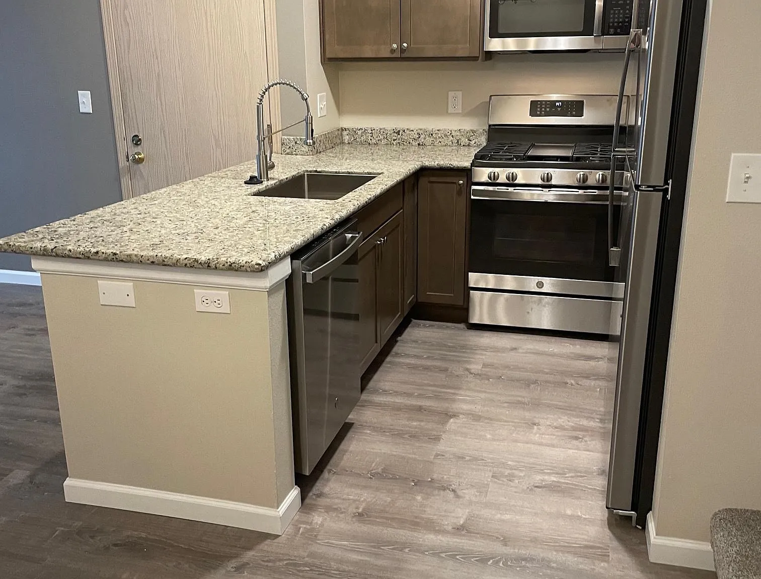 2 bed, 1.5 bath, 1100 sqft, $3,395 — Photo 4