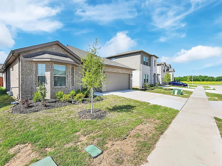 1012 Southwark Dr — Photo 3