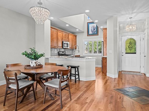 4th image of 1122 Village Cir