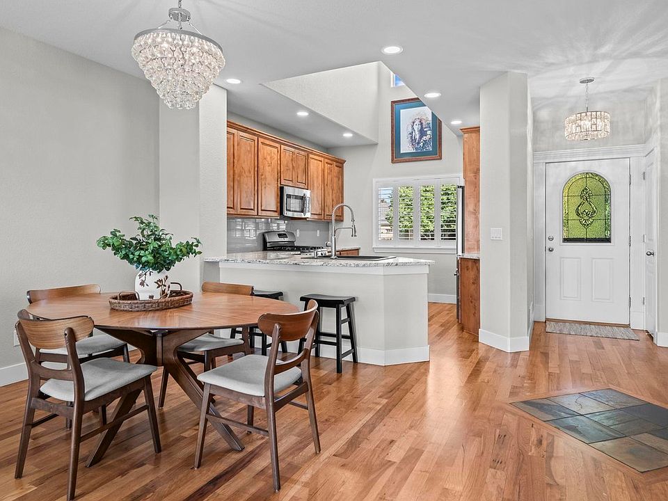 1st image of 1122 Village Cir