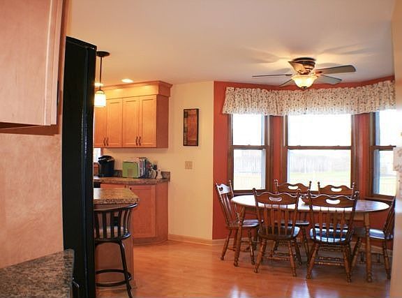 Breakfast/eat-in area.