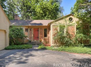 2565 Birchcrest Dr SE, Grand Rapids, MI 49506