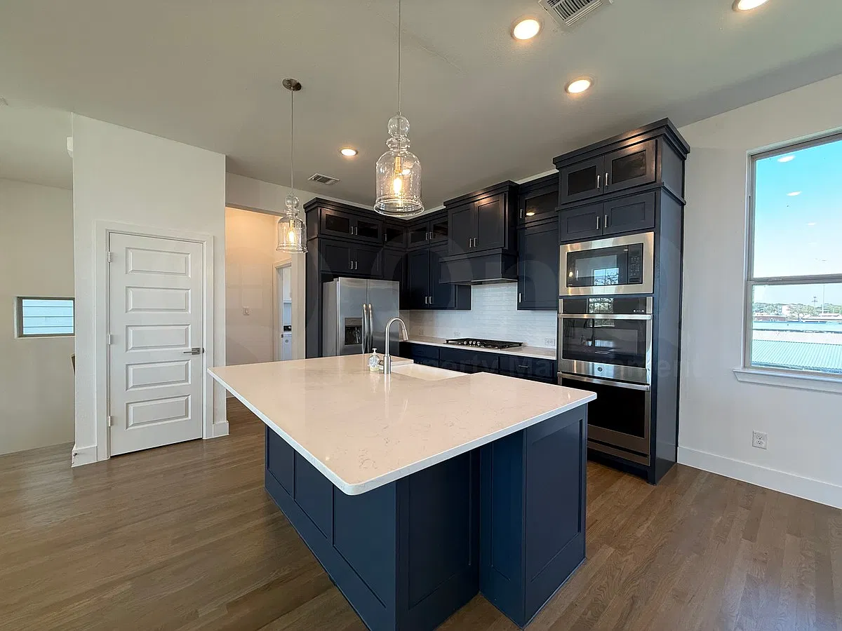 3 bed, 4.0 bath, 2296 sqft, $2,999 — Photo 2