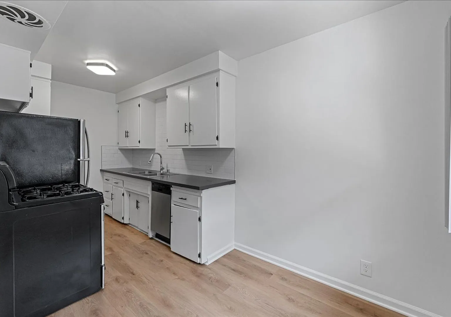 Beautiful Inglewood Apartment! — Photo 3