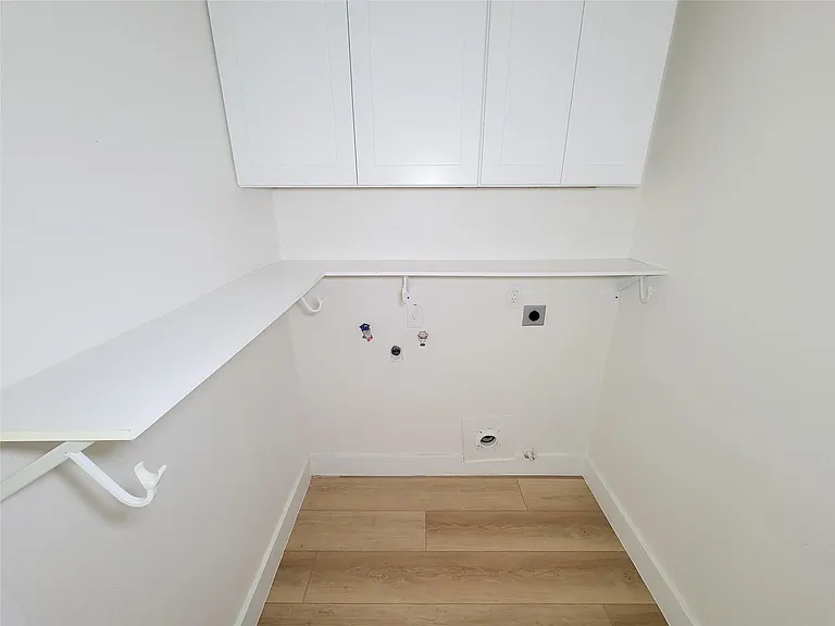 8103 Wind Forest Dr — Photo 32