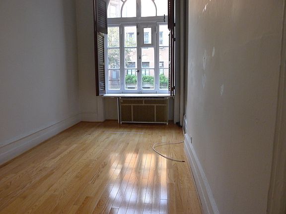 4th image of 32 W 75th St APT 2