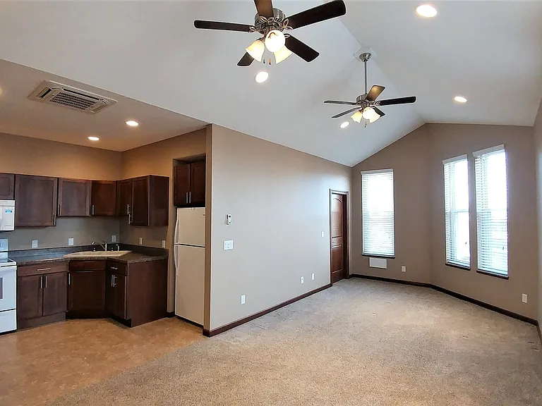 105 S Brown St — Photo 3