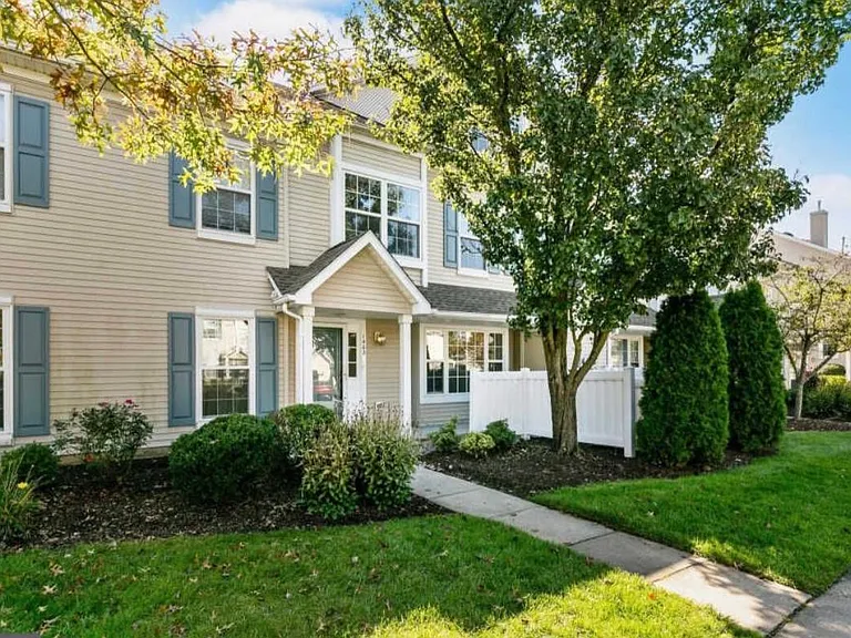 1402 Wharton Rd — Photo 2