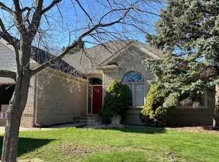 565 Lexington Dr, Rochester Hills, MI 48307