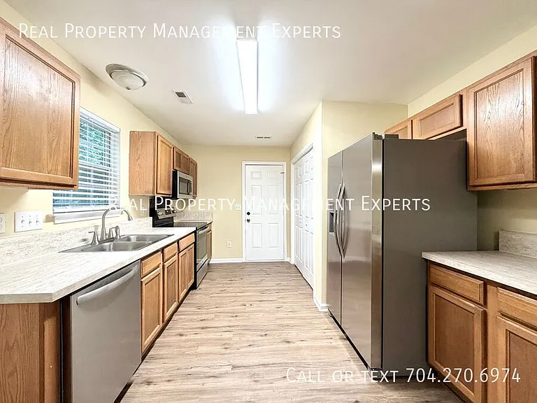 4025 Oakwood Rd — Photo 2