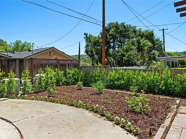 21816 Providencia St — Photo 31