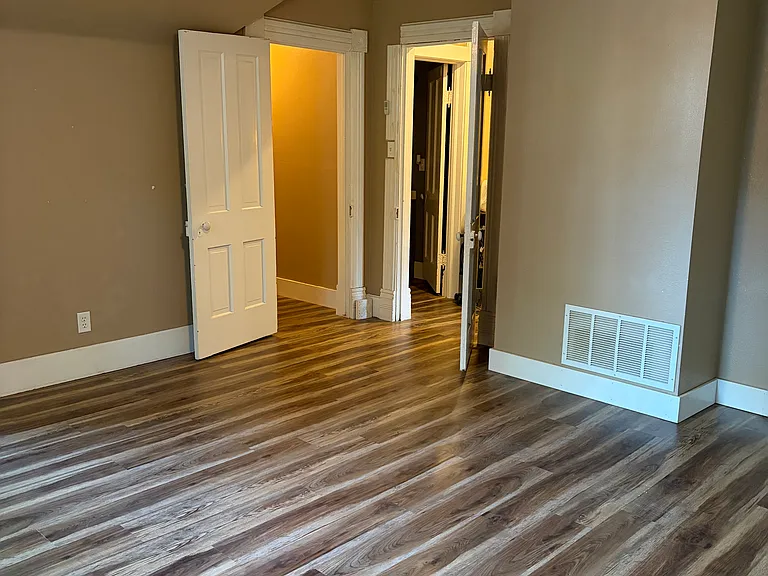 402 N Linn St — Photo 15