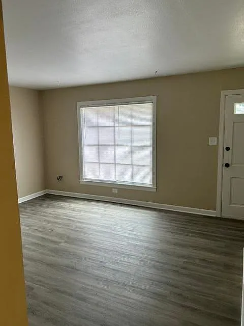3 bed, 1.5 bath, 1100 sqft, $1,700 — Photo 2