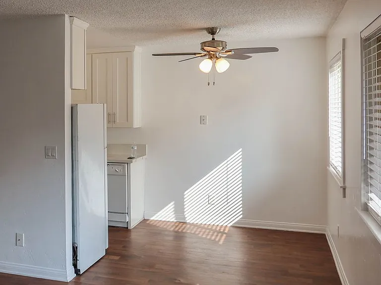 Parkway Plaza Apartments — Photo 21