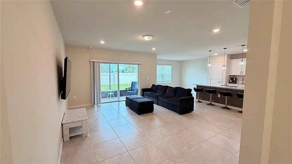 5 bed, 3.0 bath, 2660 sqft, $3,600 — Photo 3